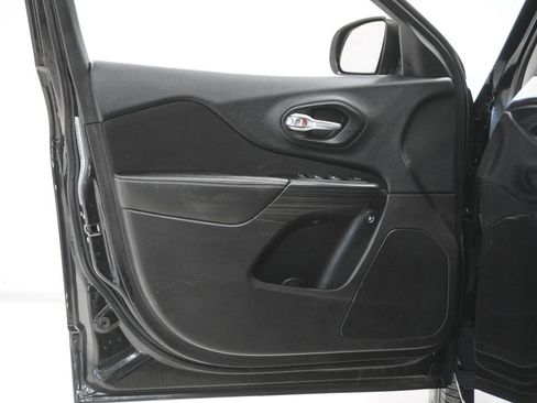 Used 2015 Jeep Cherokee Latitude w/ Cold Weather Group image 13