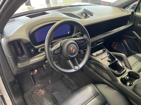 Used 2025 Porsche Cayenne GTS AWD/4WD image 25