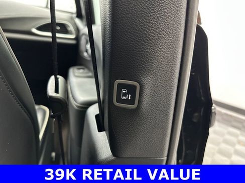 Used 2025 Chrysler Pacifica Limited image 18
