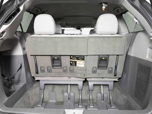 Used 2019 Toyota Sienna XLE FWD image 21