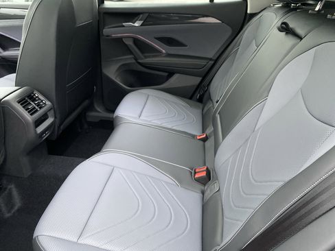 New 2025 Volkswagen Tiguan SE image 24