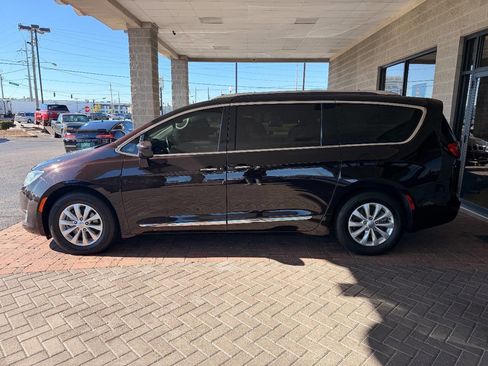 Used 2019 Chrysler Pacifica Touring-L image 6
