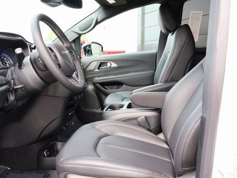 New 2026 Chrysler Pacifica Select image 22