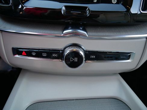 Used 2023 Volvo XC60 B5 Ultimate image 21