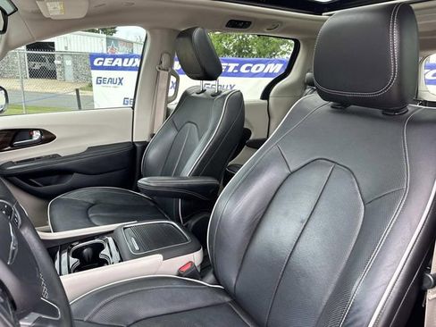 Used 2022 Chrysler Pacifica Limited AWD/4WD image 39