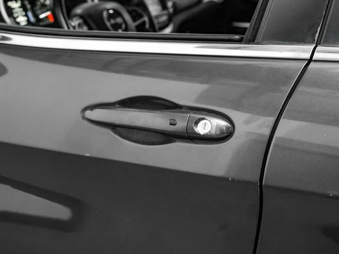 Used 2018 Jeep Cherokee Latitude Plus AWD/4WD image 36