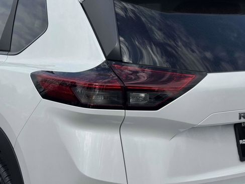 Used 2025 Nissan Rogue S image 8