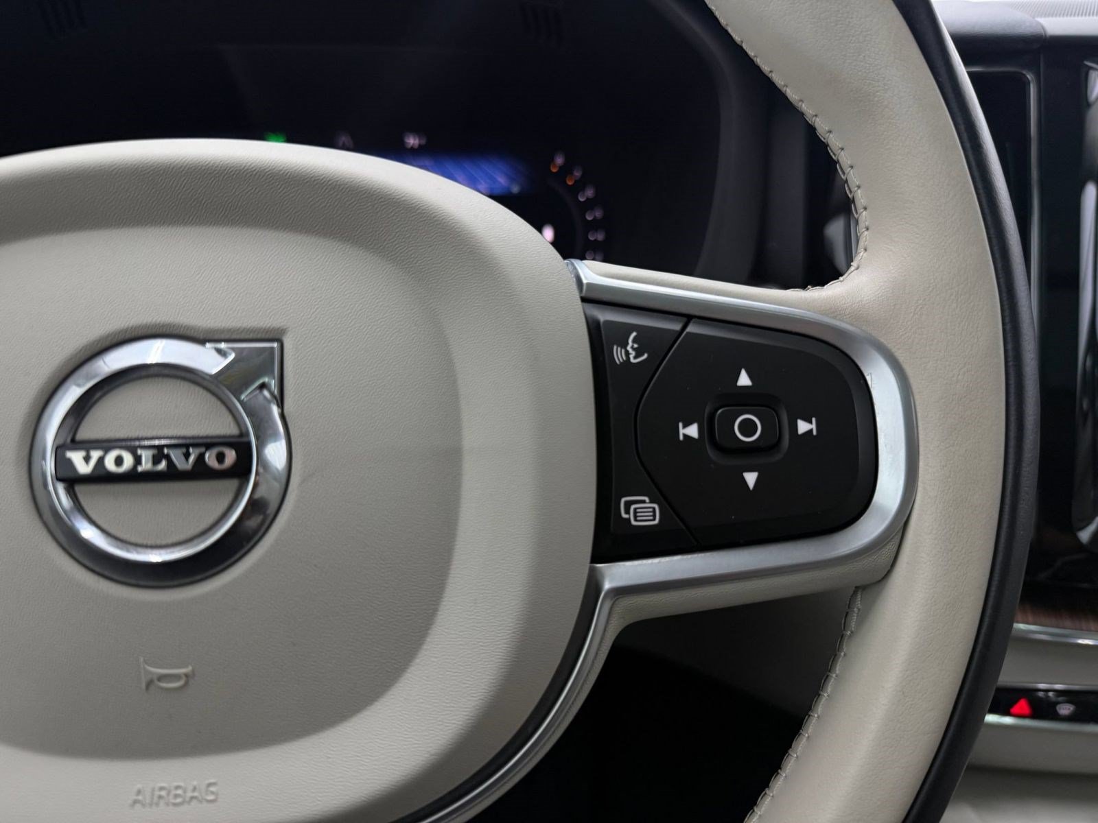 Used 2022 Volvo XC60 B5 Momentum FWD image 14