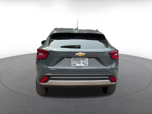 Used 2025 Chevrolet Trax LT w/ LT Convenience Package FWD image 14
