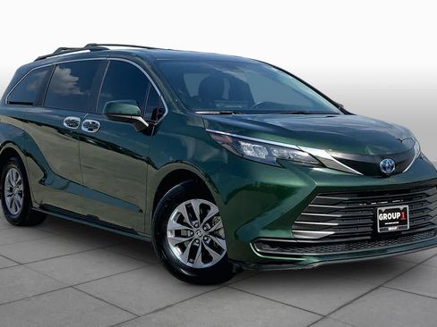 Used 2025 Toyota Sienna LE FWD image 3