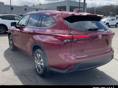 Used 2021 Toyota Highlander XLE image 3