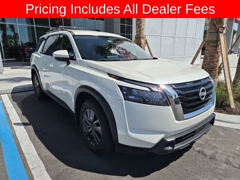 Used 2024 Nissan Pathfinder SV FWD image 3