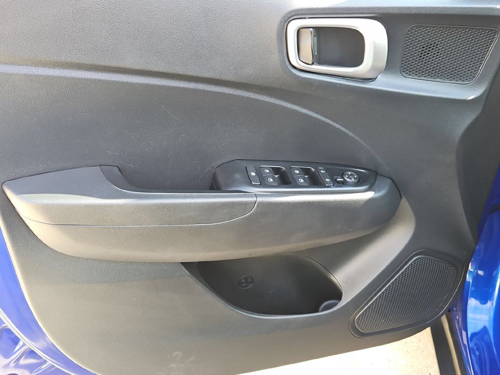 Used 2025 Hyundai Venue SEL FWD image 11
