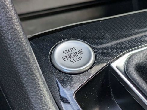 Used 2025 Volkswagen Taos SE w/ Panoramic Sunroof Package image 40