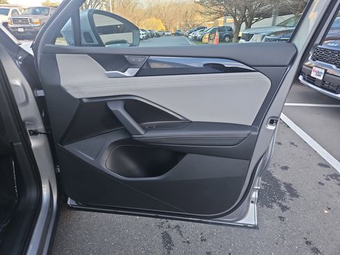 New 2025 Volkswagen Tiguan SE image 25