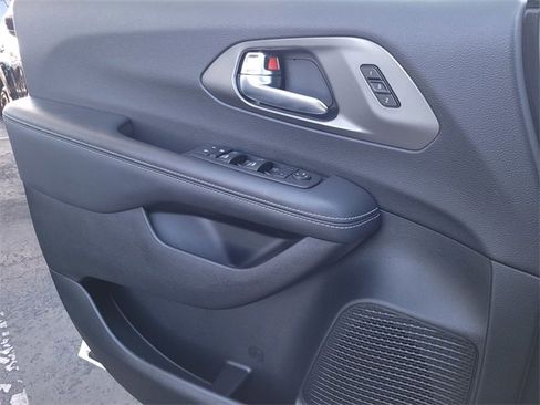 Certified 2025 Chrysler Pacifica Select image 14