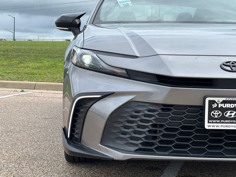 Used 2025 Toyota Camry SE FWD image 4