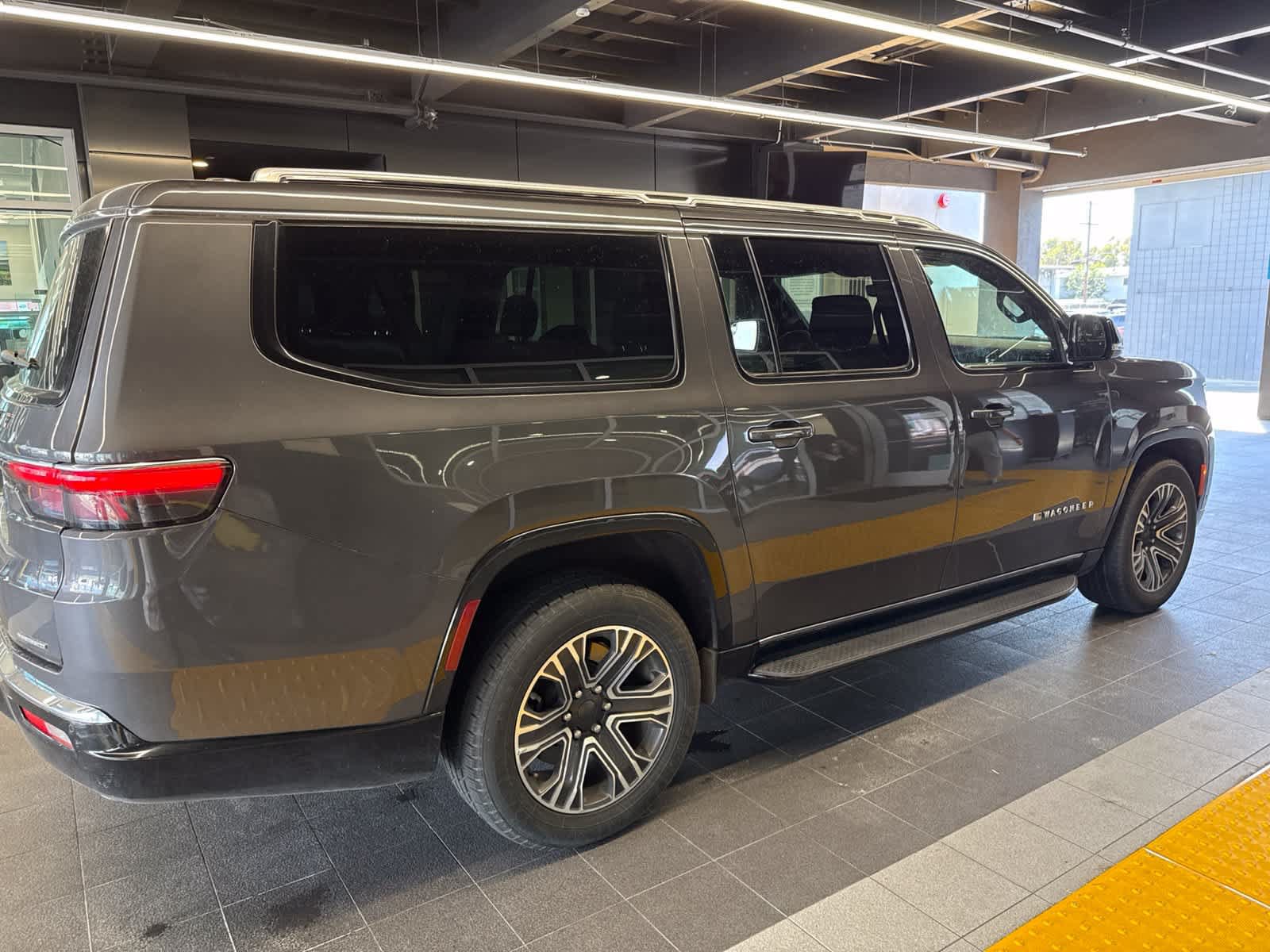Used 2024 Jeep Wagoneer L Series II RWD image 9