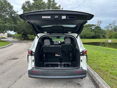 Used 2021 Toyota Sienna XLE w/ XLE Plus Package FWD image 11