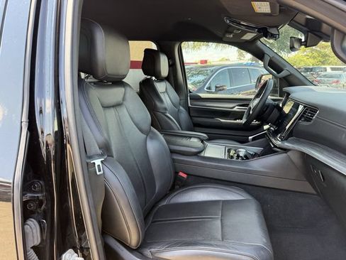 Used 2024 Jeep Wagoneer L Series II RWD image 29