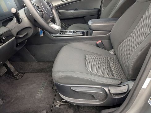 Used 2024 Kia Sportage LX image 11