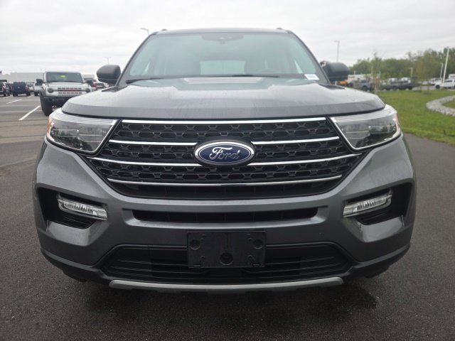 Used 2023 Ford Explorer XLT w/ Equipment Group 202A AWD/4WD image 3