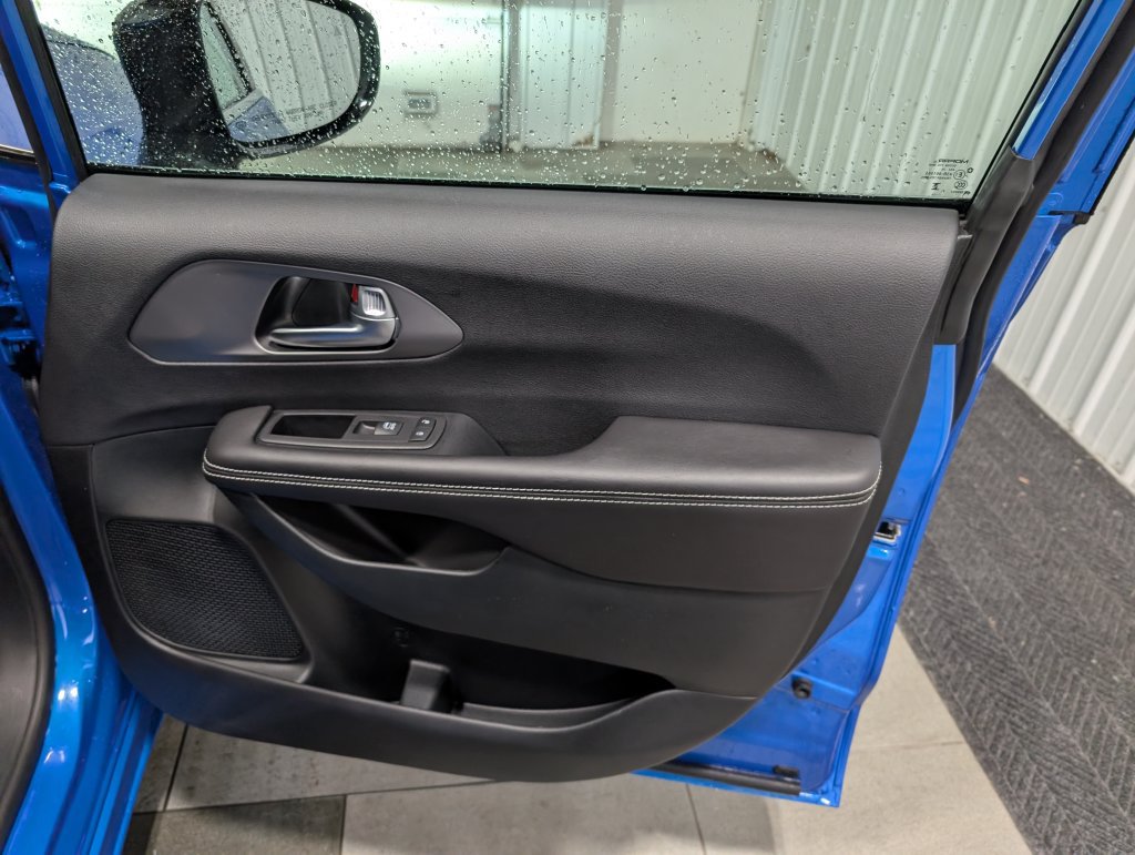 Used 2027 Chrysler Pacifica Select FWD image 26