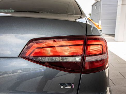 Used 2017 Volkswagen Jetta SE image 16