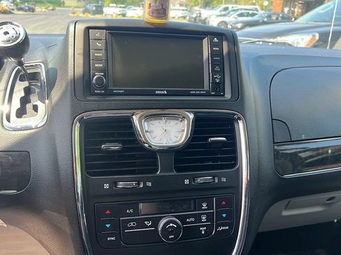 Used 2014 Chrysler Town & Country Touring image 7