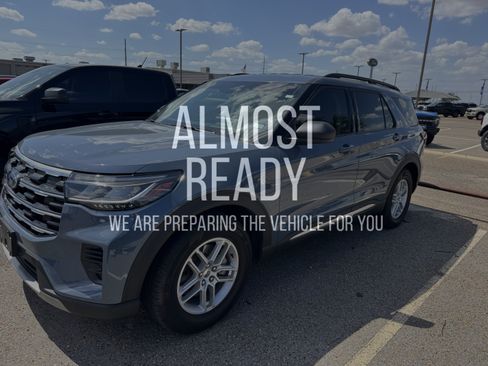 Used 2025 Ford Explorer Active RWD image 2