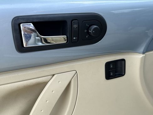 Used 2010 Volkswagen Beetle Coupe image 10