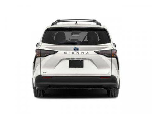 Certified 2025 Toyota Sienna LE image 5