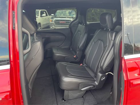 New 2026 Chrysler Pacifica Select image 15