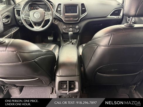 Used 2019 Jeep Cherokee Latitude Plus w/ Comfort/Convenience Group FWD image 36