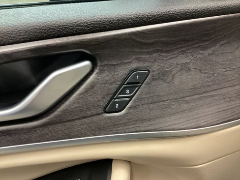 Used 2024 Jeep Grand Cherokee Limited w/ Luxury Tech Group II image 15