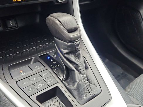 Used 2021 Toyota RAV4 LE image 24