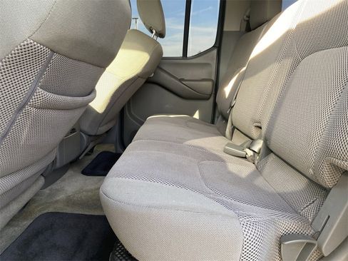 Used 2015 Nissan Frontier SV image 11