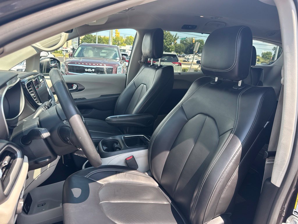 Used 2023 Chrysler Pacifica Touring-L FWD image 13