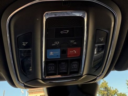 Used 2024 Jeep Grand Cherokee L Limited w/ Luxury Tech Group II image 21