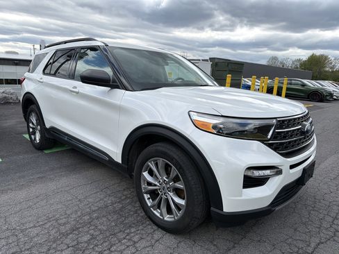 Used 2023 Ford Explorer XLT w/ Equipment Group 202A AWD/4WD image 2