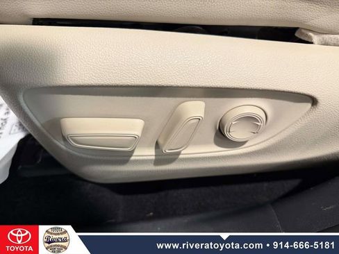 Used 2020 Toyota Highlander XLE image 12