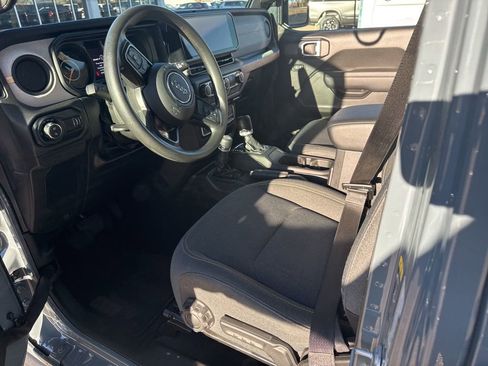 Used 2025 Jeep Gladiator Sport image 11