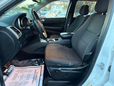 Used 2013 Jeep Grand Cherokee Laredo w/ Laredo E Group image 9