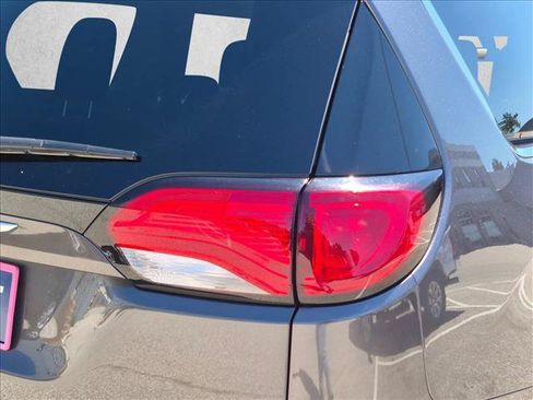 Used 2018 Chrysler Pacifica Touring Plus FWD image 13