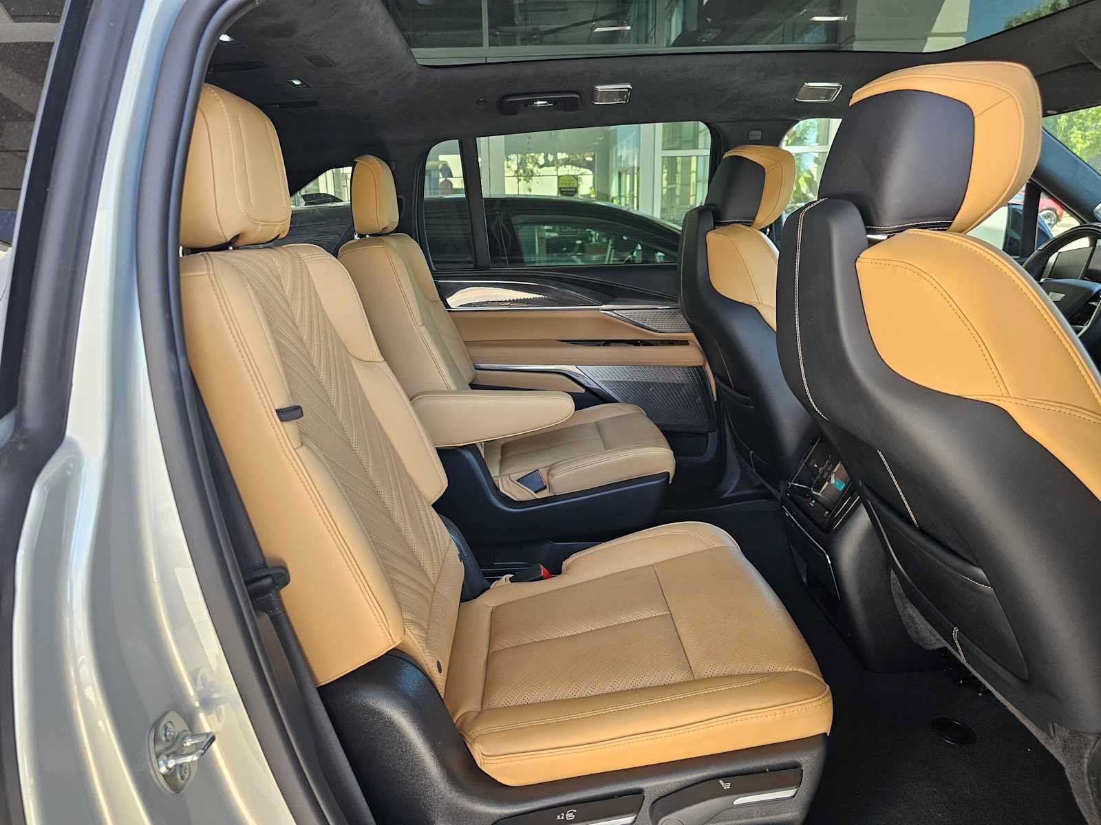 Used 2025 Cadillac Escalade IQ Luxury 2 AWD/4WD image 12