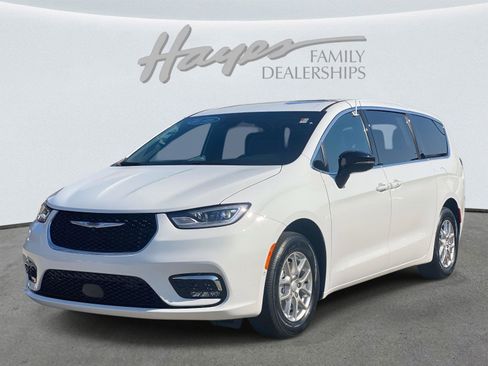 New 2026 Chrysler Pacifica Select image 6