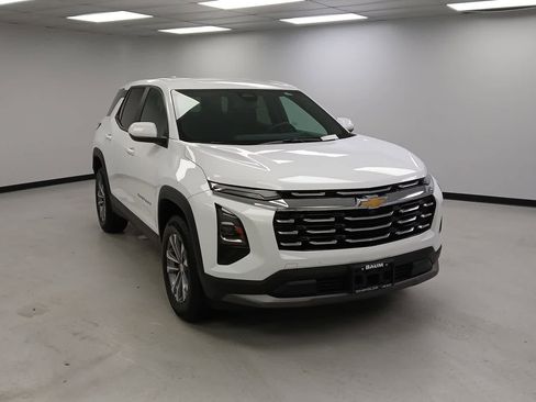 Used 2025 Chevrolet Equinox LT image 2