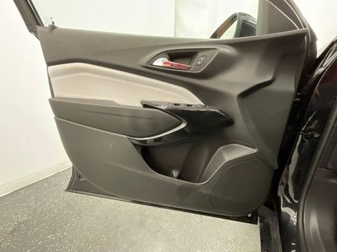 Used 2025 Chevrolet Trax LT w/ LT Convenience Package FWD image 9