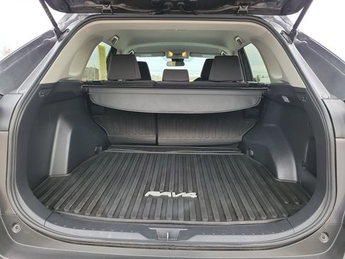 Used 2019 Toyota RAV4 LE image 17