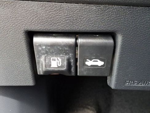 Used 2021 Nissan Versa SV FWD image 27